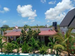 vistas a la casa desde la piscina en Sailorvilla and apartments, en Jambiani