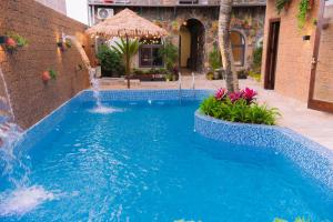 una piscina con fuente en un edificio en Serena Tam Coc Hotel & Villa, en Ninh Binh 58 fotos más