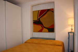 マッサ・ルブレンセにあるVilla Staraceのベッドルーム1室(壁に絵画が描かれたベッド1台付)