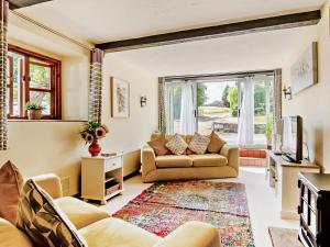 a living room with a couch and a tv at 3 Bed in West Quantoxhead 96235 in West Quantoxhead