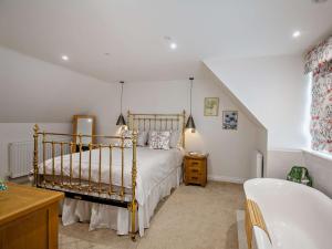 Postel nebo postele na pokoji v ubytování 4 Bed in Saint Asaph 96246