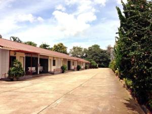 an empty driveway in front of a building at Zigzag Resort in Ban Som Poi