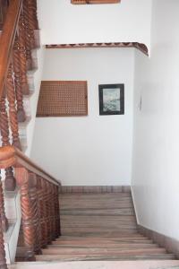 una escalera en una casa con suelos de madera en Khangsar Home, en Katmandú 15 fotos más