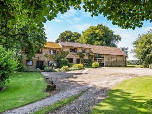 an old house with a gravel driveway in front of it at 4 Bed in Dorchester 92413 in Frome Vauchurch