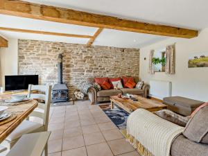 a living room with a couch and a table at 5 Bed in Ludlow 95212 in Tugford