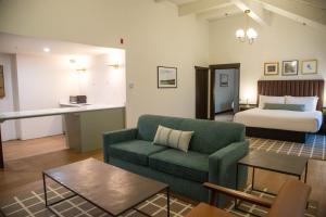 un salon avec un canapé et un lit dans l'établissement Bay Valley Resort & Conference Center, à Bay City 46 autres photos