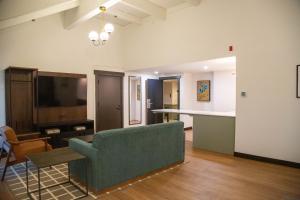 un salon avec un canapé et une télévision à écran plat dans l'établissement Bay Valley Resort & Conference Center, à Bay City