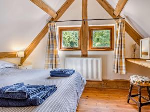 a bedroom with a bed and two windows at 5 Bed in Ludlow 95212 in Tugford