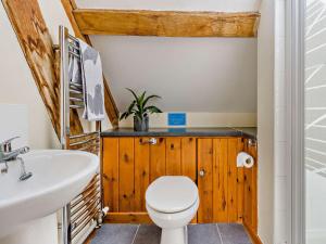 a bathroom with a white toilet and a sink at 5 Bed in Ludlow 95212 in Tugford +28 photos