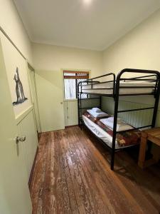 Ένα ή περισσότερα κρεβάτια σε δωμάτιο στο Jarrah Forest Lodge +7 φωτογραφίες