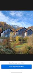 ein Bild eines großen Gebäudes auf einem Feld in der Unterkunft Bergzauber in Bad Goisern