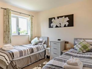 a bedroom with two beds and a window at 2 Bed in Launceston 52087 in Virginstow