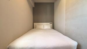 福岡市にあるLiving like hotel Hakata Premiumの小さなベッドルーム(角に白いベッド1台付) +8枚の写真