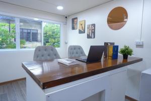 an office with a desk with a laptop and two chairs at Cozy KingsizeBed เจริญนคร in Ban Hua Phrong