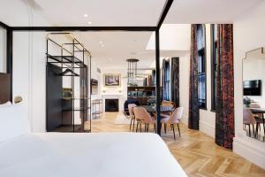 een woonkamer en eetkamer met een tafel en stoelen bij Crystalbrook Albion in Sydney
