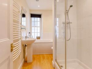 Ένα μπάνιο στο 2 Bed in Appledore 86906 +16 φωτογραφίες