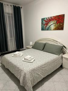 um quarto com uma cama e uma pintura na parede em Angy's Home em Corsico
