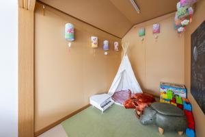 Ein Kinderzimmer mit einem Bett, einem Elefanten und einem Zelt in der Unterkunft Toya Serenity Stay in Tōya-See