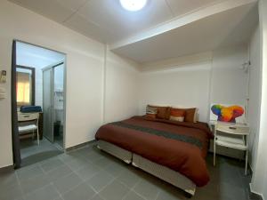 Ένα ή περισσότερα κρεβάτια σε δωμάτιο στο Home at Nimman