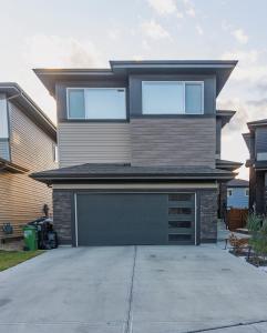 una casa grande con garaje en una entrada en Entire Superior 2-bedroom private suite, en Edmonton