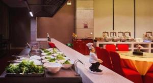 Una cocina con una encimera con comida encima. en Nanning Qian Xi International Hotel, en Nanning