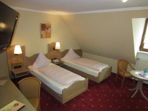 Postel nebo postele na pokoji v ubytování Hotel Gasthof Käßer