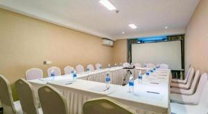 a conference room with a long table and chairs at James Joyce Coffetel Chengdu Jianshe Road Dongjiao Jiyi Square in Chengdu