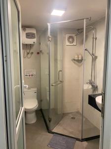 ein Badezimmer mit Glasdusche und Toilette in der Unterkunft Hanoi Capital Premium Hotel in Hanoi