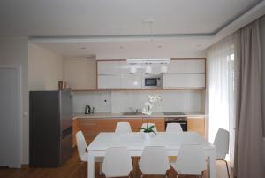 コンティ・リバツキエにあるLuksusowy Apartament Marinaのキッチン(白いテーブル、白い椅子付)