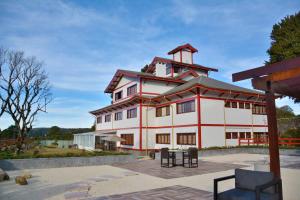 un gran edificio con una torre encima en Matsubara Pousada, en Campos do Jordão