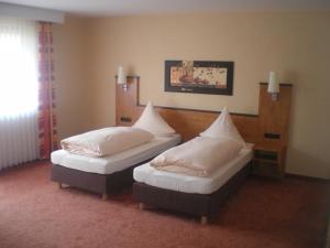 Postel nebo postele na pokoji v ubytování Hotel Gasthof Käßer