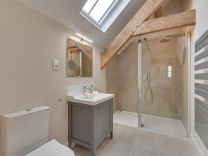 Finghallにある4 Bed in Bedale 80704のバスルーム(洗面台、シャワー付) +37枚の写真