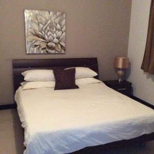 Tempat tidur dalam kamar di Mobydick Apartments by RBG