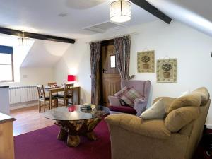 una sala de estar con un sofá y una mesa en 1 Bed in Godshill IC146, en Godshill