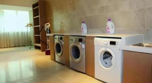 a laundry room with two washing machines and a sink at Echarm Hotel Guilin Zhongshan Zhong Road Liangjiang Sihu in Guilin