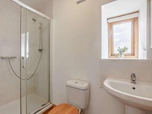 Koupelna v ubytování 2 bed in Holsworthy 91755 + 16 fotografií