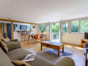 TV a/nebo společenská místnost v ubytování 2 Bed in Framfield 80504