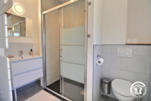 een badkamer met douche en toilet bij Rumedon in Ploumilliau +29 foto's