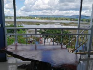 - une vue depuis le balcon d'un bâtiment avec une rivière dans l'établissement ชมวิว บึงโขงหลง, à Bung Khong Long