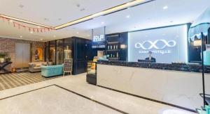 西安市にあるXana Hotelle Xi'an Zhonglou Luomaのロビーに大型スクリーンがある店舗