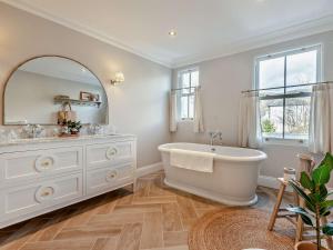 Ванная комната в 6 Bed in Keswick 94361 +73 фотографии