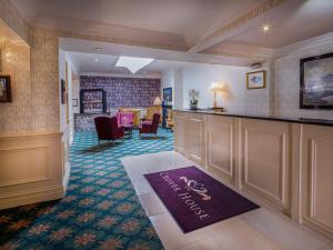 vestíbulo del hotel con bar y comedor en Crover House Hotel & Golf Club, en Mountnugent