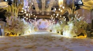 a hall with a row of white flowers and lights at GreenTree Alliance Hotel Tianjin Jinnan District Gegu Stadium in Tianjin