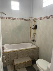 Un baño con bañera y WC. en As Family Villa, en Singaraja 16 fotos más