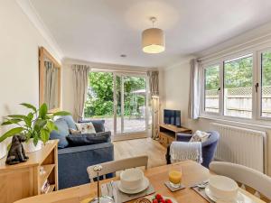 Una sala de estar con una mesa y un sofá azul. en 2 Bed in Audlem 83192, en Audlem
