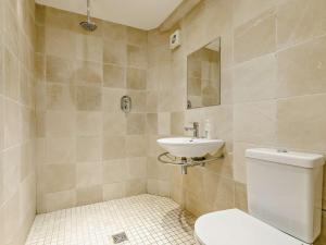 un baño con inodoro y lavabo en 2 Bed in Ashford in the Water 82117, en Longstone 5 fotos más
