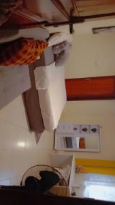 een kamer met een keuken met een hoop afval bij Home sweet Home in Entebbe +4 foto's