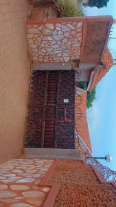 een gebouw met een deur met een plant erop bij Home sweet Home in Entebbe