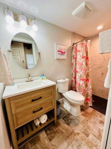 Ένα μπάνιο στο Cottage 32, Flamingo Bungalow - Dora Canal Court - a downtown, waterfront community