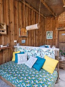 un sofá en una habitación con paredes de madera en Forest Waters Bungalow, en Haruru